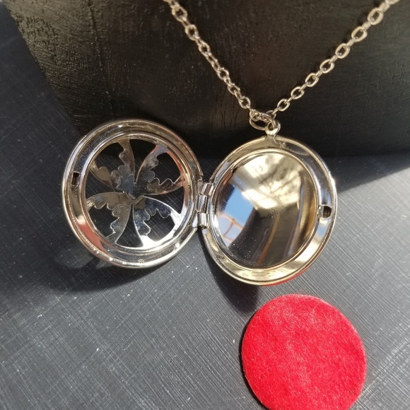 Set of 2 Flower Diffuser Lockets - Picture 3 of 5